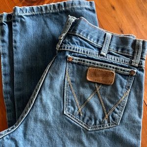 Men’s relaxed bootcut Wrangler jeans. 30 x34